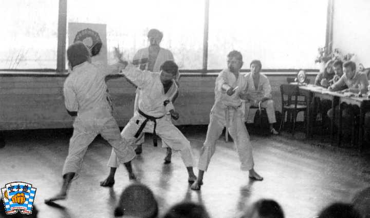 A) defensa personal, 1975