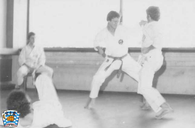 B) defensa personal, 1975
